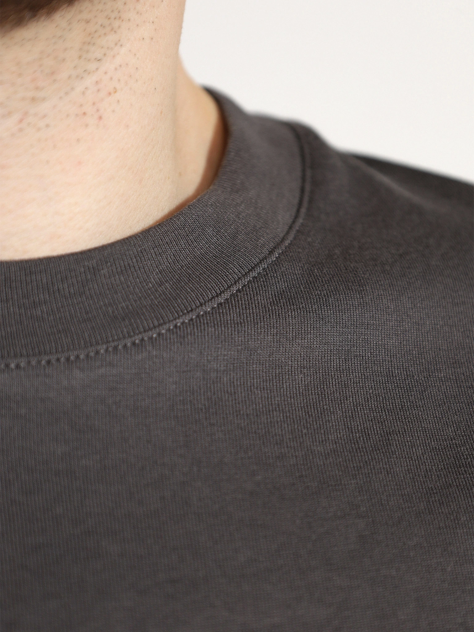 Футболка темно-серого цвета из хлопка